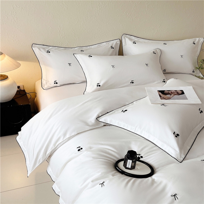 91家纺网 家纺一手货源 找家纺 琪格格纺织 2026新款100s纯棉贡缎纯色长绒棉纯棉樱桃刺绣床上用品四件套 黑樱小甜-白釉