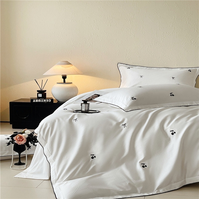 91家纺网 家纺一手货源 找家纺 琪格格纺织 2026新款100s纯棉贡缎纯色长绒棉纯棉樱桃刺绣床上用品四件套 黑樱小甜-白釉