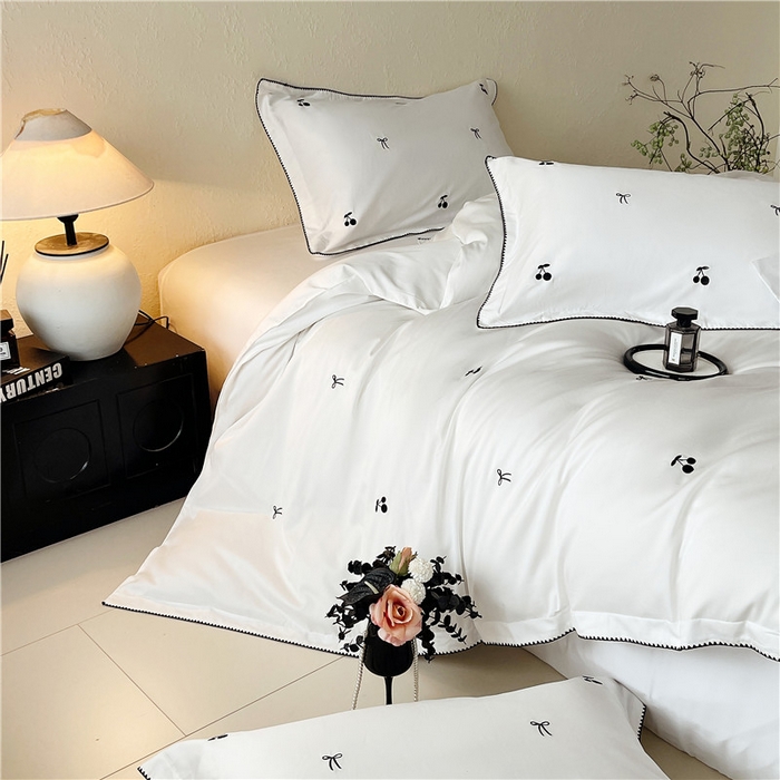 91家纺网 家纺一手货源 找家纺 琪格格纺织 2026新款100s纯棉贡缎纯色长绒棉纯棉樱桃刺绣床上用品四件套 黑樱小甜-白釉