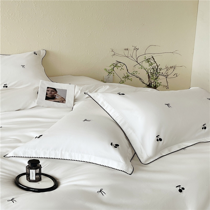 91家纺网 家纺一手货源 找家纺 琪格格纺织 2026新款100s纯棉贡缎纯色长绒棉纯棉樱桃刺绣床上用品四件套 黑樱小甜-白釉