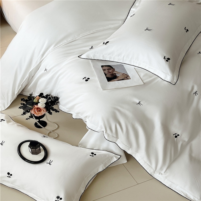 91家纺网 家纺一手货源 找家纺 琪格格纺织 2026新款100s纯棉贡缎纯色长绒棉纯棉樱桃刺绣床上用品四件套 黑樱小甜-白釉