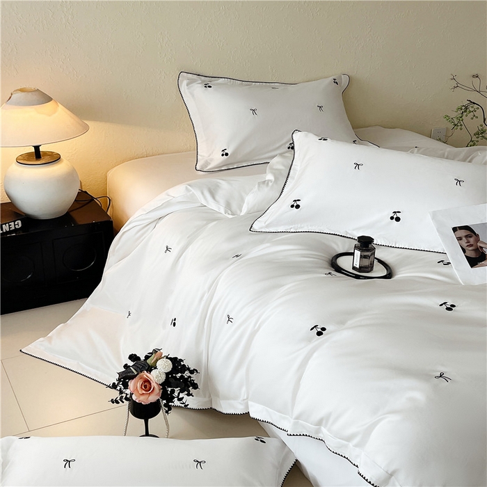 91家纺网 家纺一手货源 找家纺 琪格格纺织 2026新款100s纯棉贡缎纯色长绒棉纯棉樱桃刺绣床上用品四件套 黑樱小甜-白釉