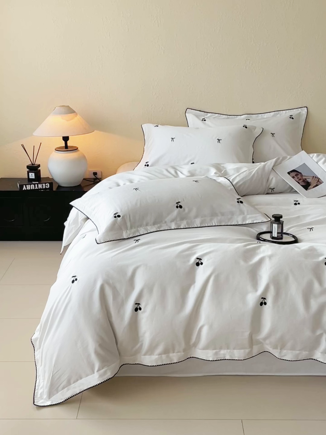 91家纺网 家纺一手货源 找家纺 琪格格纺织 2026新款100s纯棉贡缎纯色长绒棉纯棉樱桃刺绣床上用品四件套 黑樱小甜-白釉