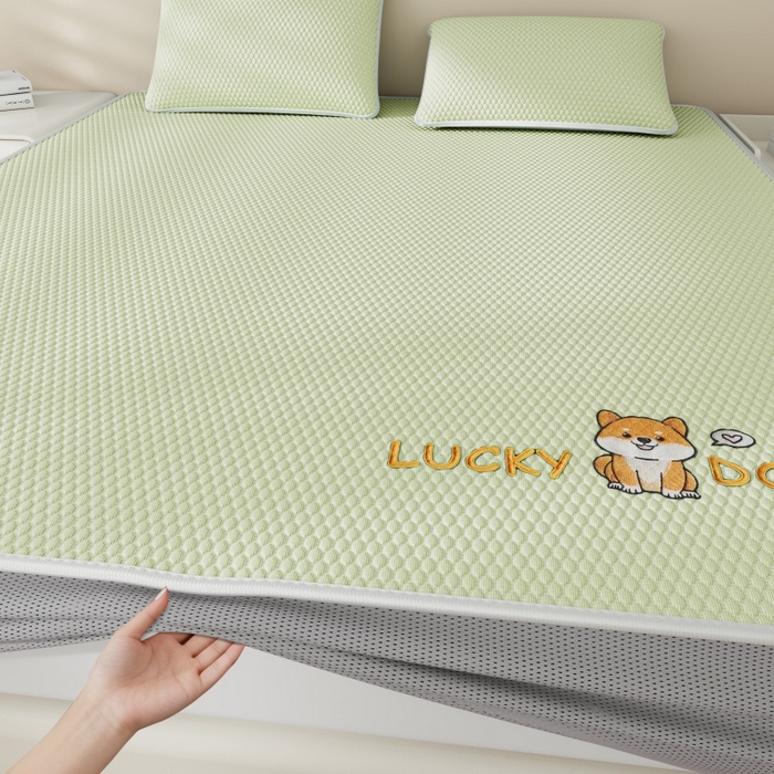 91家纺网 家纺一手货源 找家纺 好福居 2026新款PE冰豆豆席-床笠款-床席款凉席三件套 幸运小狗-绿床笠款