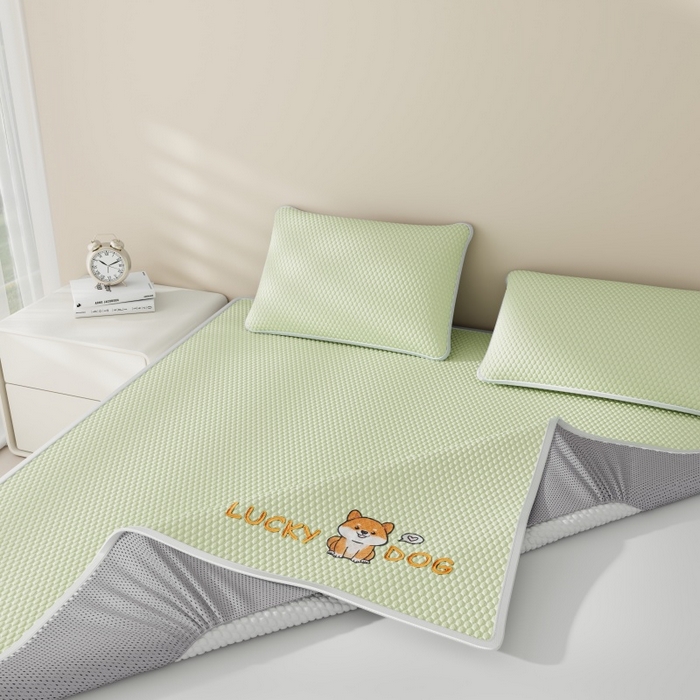 91家纺网 家纺一手货源 找家纺 好福居 2026新款PE冰豆豆席-床笠款-床席款凉席三件套 幸运小狗-绿床笠款