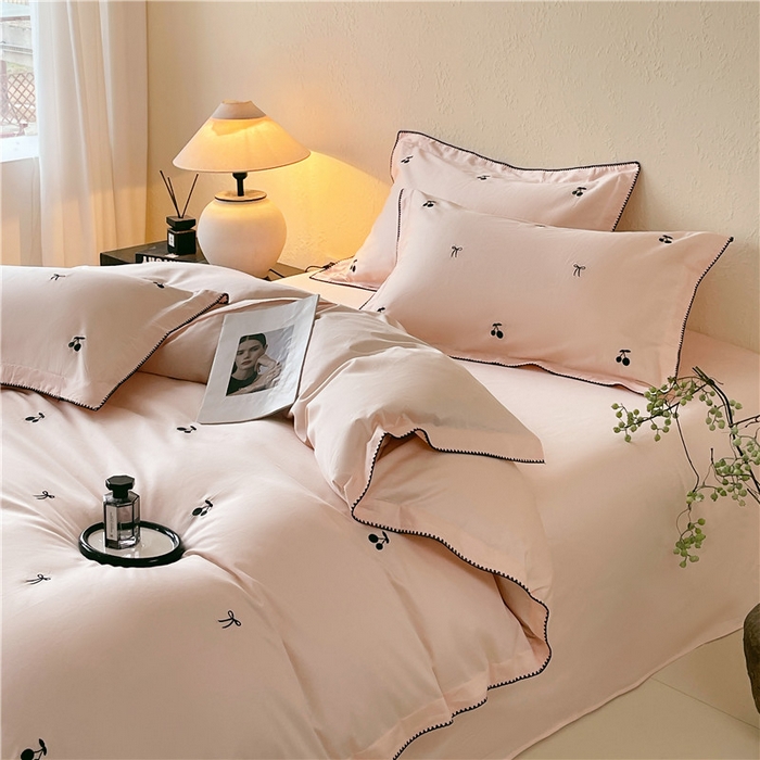 琪格格纺织 2026新款100s纯棉贡缎纯色长绒棉纯棉樱桃刺绣床上用品四件套 黑樱小甜-素粉
