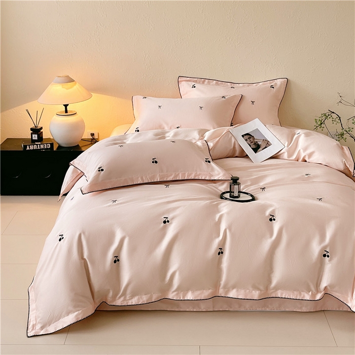 91家纺网 家纺一手货源 找家纺 琪格格纺织 2026新款100s纯棉贡缎纯色长绒棉纯棉樱桃刺绣床上用品四件套 黑樱小甜-素粉