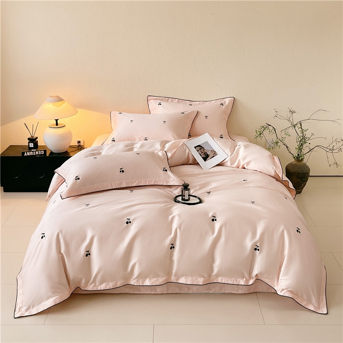 91家纺网 家纺一手货源 找家纺 琪格格纺织 2026新款100s纯棉贡缎纯色长绒棉纯棉樱桃刺绣床上用品四件套 黑樱小甜-素粉