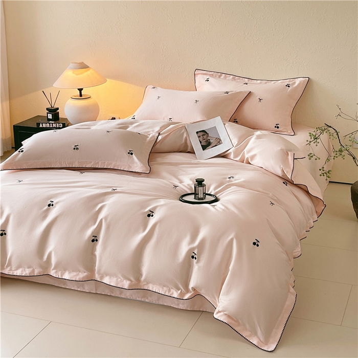 91家纺网 家纺一手货源 找家纺 琪格格纺织 2026新款100s纯棉贡缎纯色长绒棉纯棉樱桃刺绣床上用品四件套 黑樱小甜-素粉