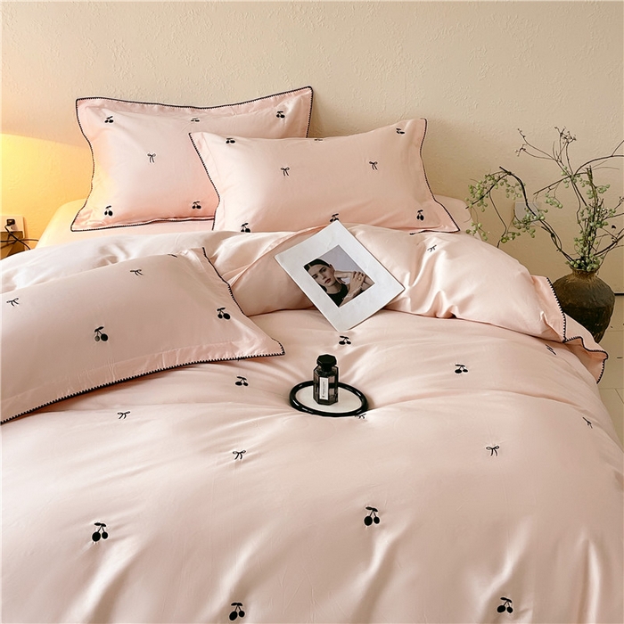 91家纺网 家纺一手货源 找家纺 琪格格纺织 2026新款100s纯棉贡缎纯色长绒棉纯棉樱桃刺绣床上用品四件套 黑樱小甜-素粉