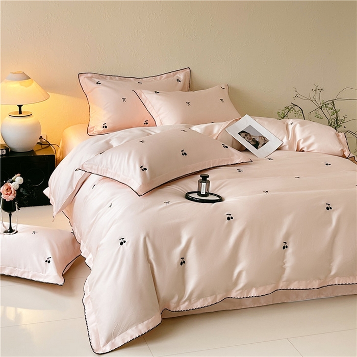 91家纺网 家纺一手货源 找家纺 琪格格纺织 2026新款100s纯棉贡缎纯色长绒棉纯棉樱桃刺绣床上用品四件套 黑樱小甜-素粉