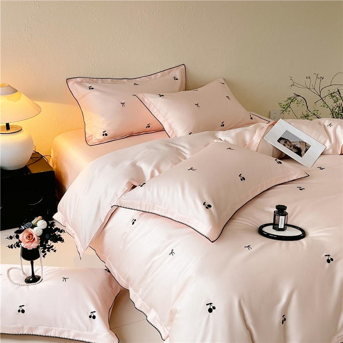 91家纺网 家纺一手货源 找家纺 琪格格纺织 2026新款100s纯棉贡缎纯色长绒棉纯棉樱桃刺绣床上用品四件套 黑樱小甜-素粉