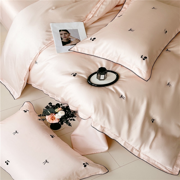 91家纺网 家纺一手货源 找家纺 琪格格纺织 2026新款100s纯棉贡缎纯色长绒棉纯棉樱桃刺绣床上用品四件套 黑樱小甜-素粉