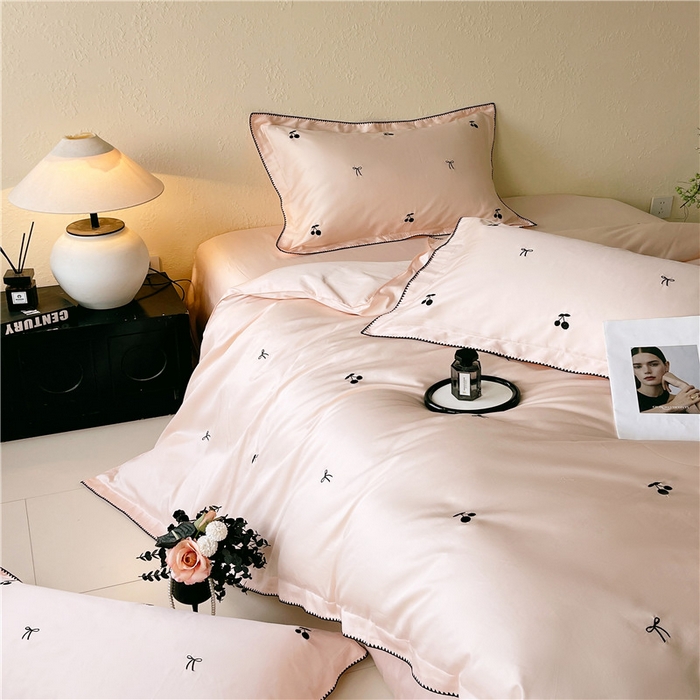 91家纺网 家纺一手货源 找家纺 琪格格纺织 2026新款100s纯棉贡缎纯色长绒棉纯棉樱桃刺绣床上用品四件套 黑樱小甜-素粉