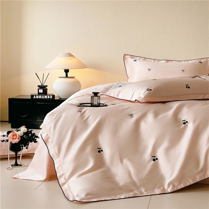 91家纺网 家纺一手货源 找家纺 琪格格纺织 2026新款100s纯棉贡缎纯色长绒棉纯棉樱桃刺绣床上用品四件套 黑樱小甜-素粉