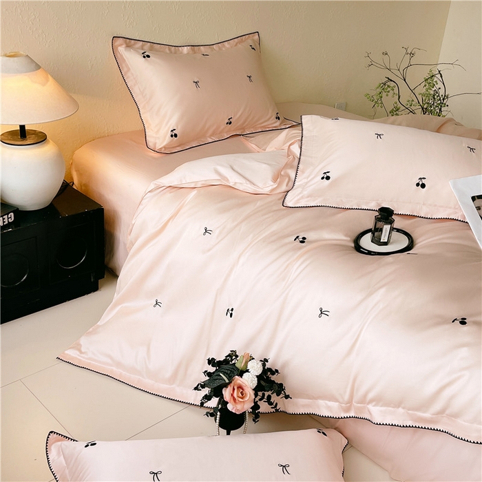 91家纺网 家纺一手货源 找家纺 琪格格纺织 2026新款100s纯棉贡缎纯色长绒棉纯棉樱桃刺绣床上用品四件套 黑樱小甜-素粉