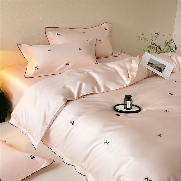 91家纺网 家纺一手货源 找家纺 琪格格纺织 2026新款100s纯棉贡缎纯色长绒棉纯棉樱桃刺绣床上用品四件套 黑樱小甜-素粉