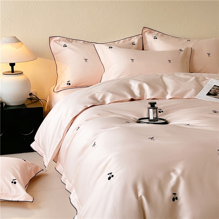 91家纺网 家纺一手货源 找家纺 琪格格纺织 2026新款100s纯棉贡缎纯色长绒棉纯棉樱桃刺绣床上用品四件套 黑樱小甜-素粉