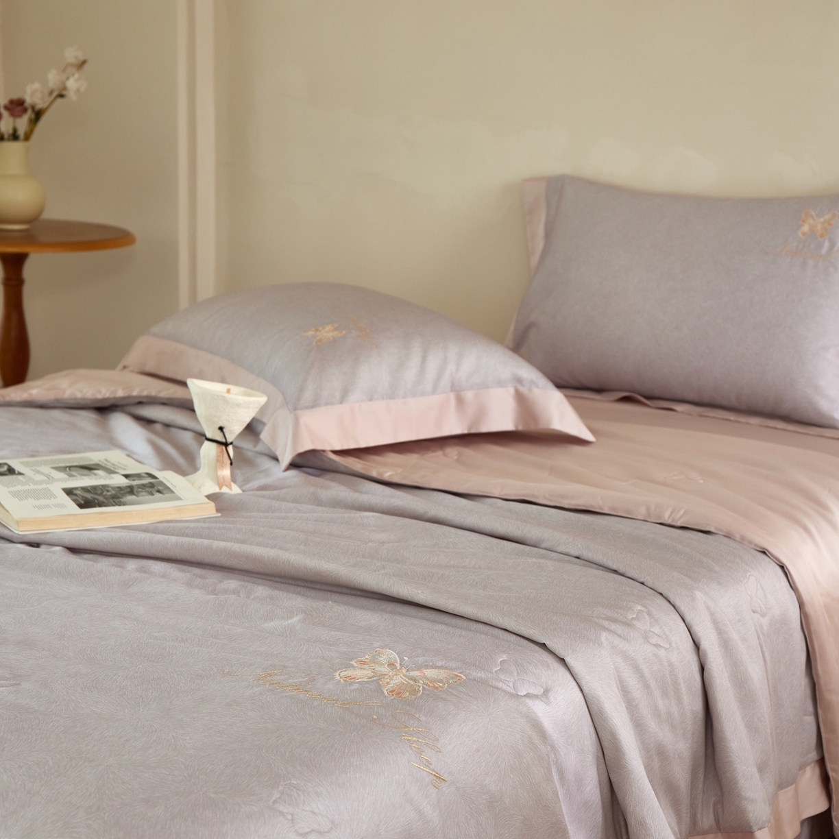 91家纺网 家纺一手货源 找家纺 栩裕纺织 2026新款夏被四件套-琉光 烟灰粉