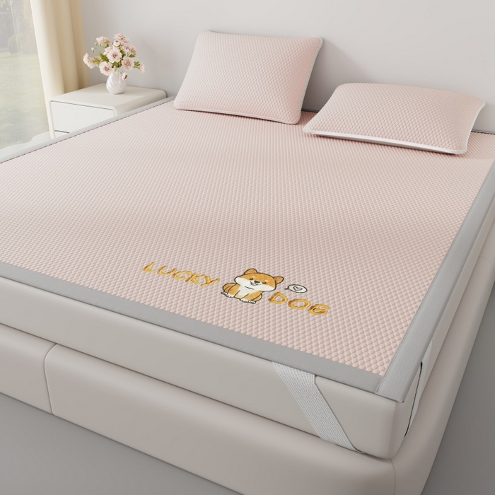 91家纺网 家纺一手货源 找家纺 好福居 2026新款PE冰豆豆席-床笠款-床席款凉席三件套 幸运小狗-粉床席款