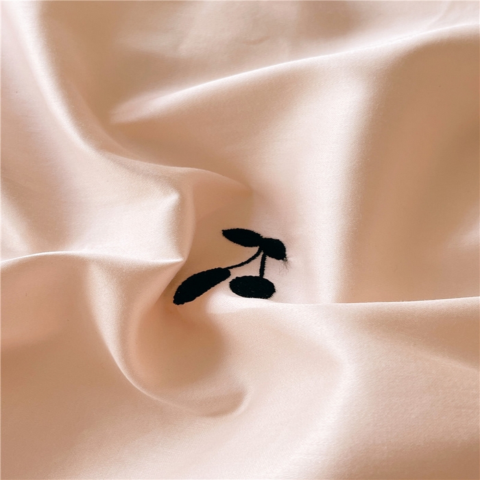 91家纺网 家纺一手货源 找家纺 琪格格纺织 2026新款100s纯棉贡缎纯色长绒棉纯棉樱桃刺绣床上用品四件套 黑樱小甜-素粉