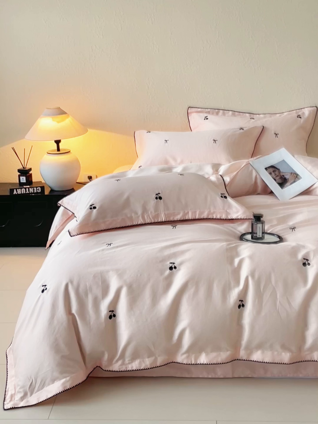 91家纺网 家纺一手货源 找家纺 琪格格纺织 2026新款100s纯棉贡缎纯色长绒棉纯棉樱桃刺绣床上用品四件套 黑樱小甜-素粉