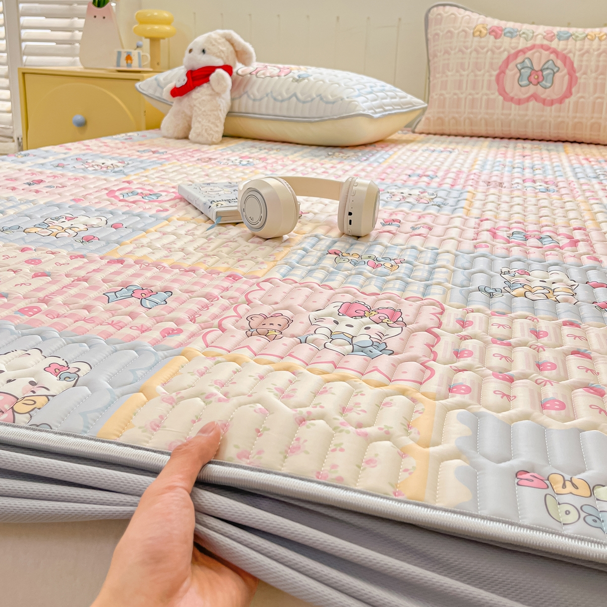 91家纺网 家纺一手货源 找家纺 摩妮卡 2026春夏新款凉感丝印花小清新乳胶凉席席子床笠款三件套 猫猫手账