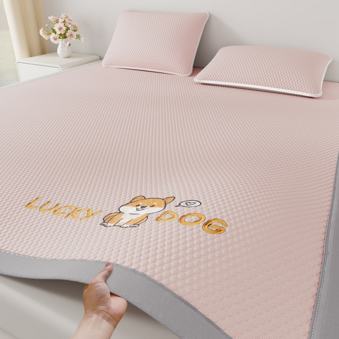 91家纺网 家纺一手货源 找家纺 好福居 2026新款PE冰豆豆席-床笠款-床席款凉席三件套 幸运小狗-粉床席款