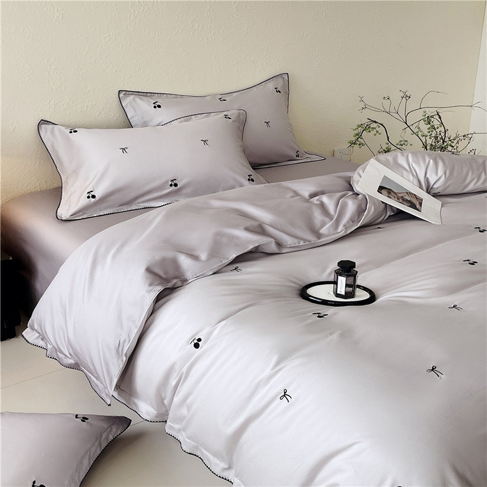 91家纺网 家纺一手货源 找家纺 琪格格纺织 2026新款100s纯棉贡缎纯色长绒棉纯棉樱桃刺绣床上用品四件套 黑樱小甜-烟紫