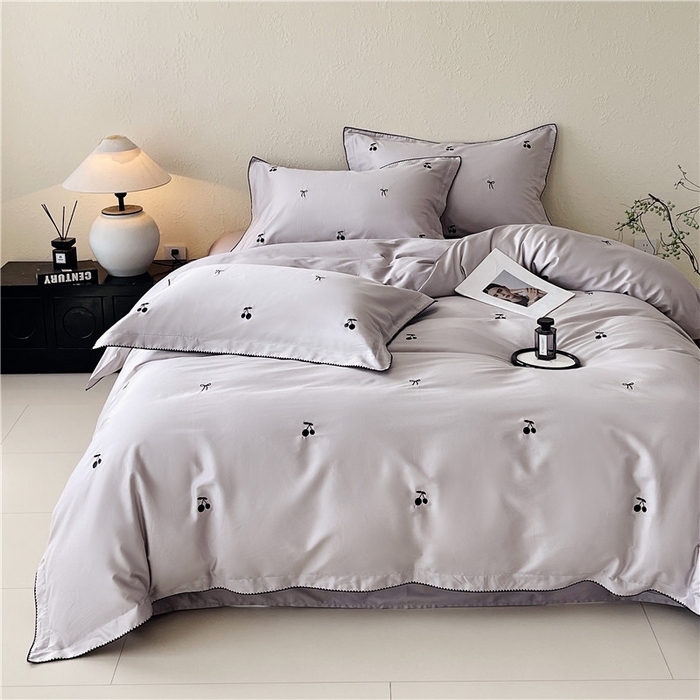 91家纺网 家纺一手货源 找家纺 琪格格纺织 2026新款100s纯棉贡缎纯色长绒棉纯棉樱桃刺绣床上用品四件套 黑樱小甜-烟紫