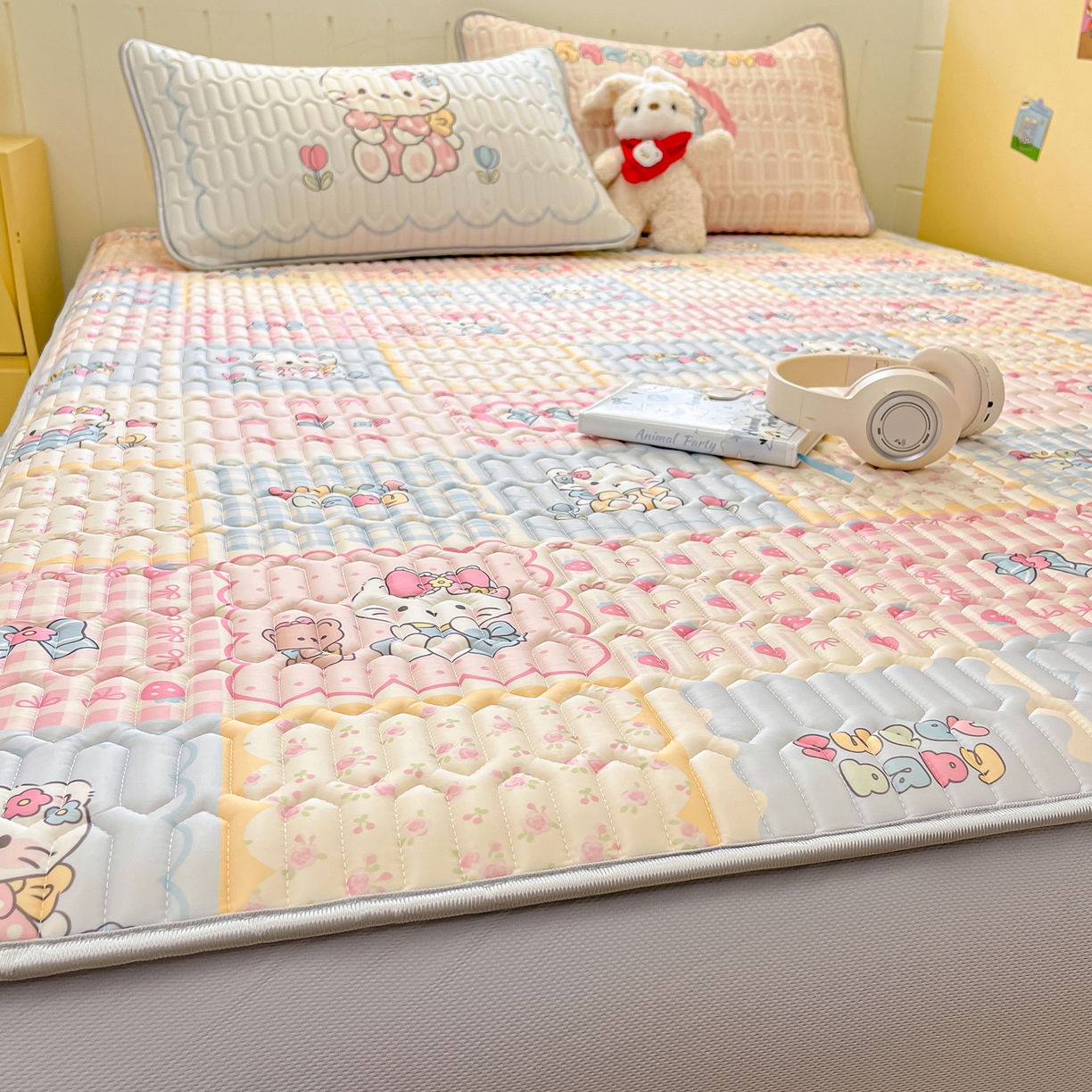 91家纺网 家纺一手货源 找家纺 摩妮卡 2026春夏新款凉感丝印花小清新乳胶凉席席子床笠款三件套 猫猫手账