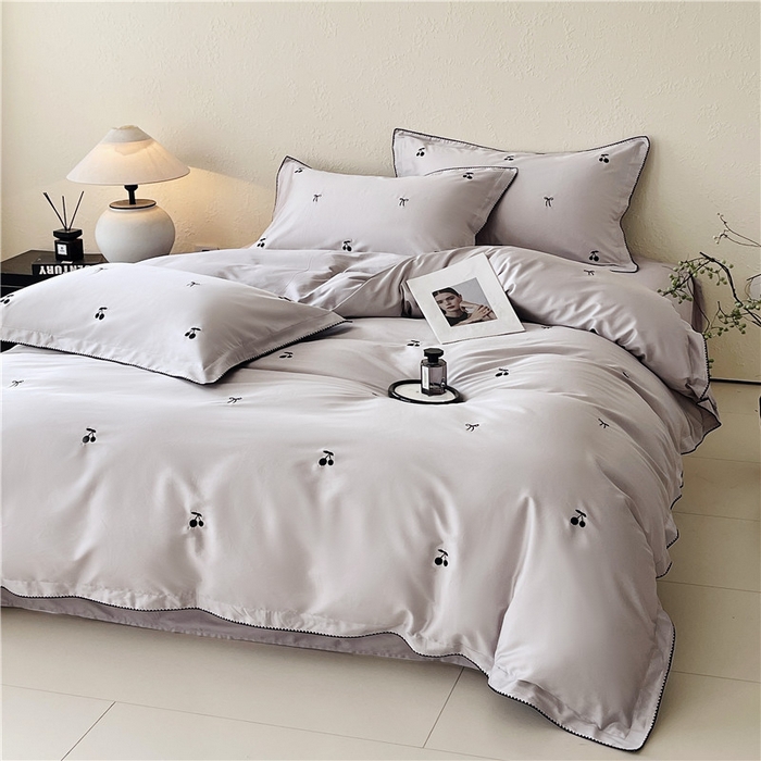 91家纺网 家纺一手货源 找家纺 琪格格纺织 2026新款100s纯棉贡缎纯色长绒棉纯棉樱桃刺绣床上用品四件套 黑樱小甜-烟紫