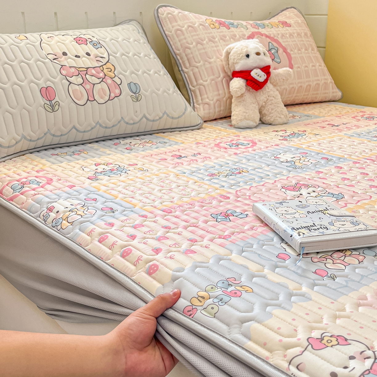 91家纺网 家纺一手货源 找家纺 摩妮卡 2026春夏新款凉感丝印花小清新乳胶凉席席子床笠款三件套 猫猫手账