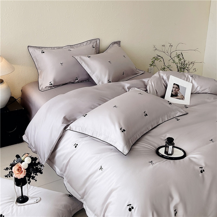 91家纺网 家纺一手货源 找家纺 琪格格纺织 2026新款100s纯棉贡缎纯色长绒棉纯棉樱桃刺绣床上用品四件套 黑樱小甜-烟紫