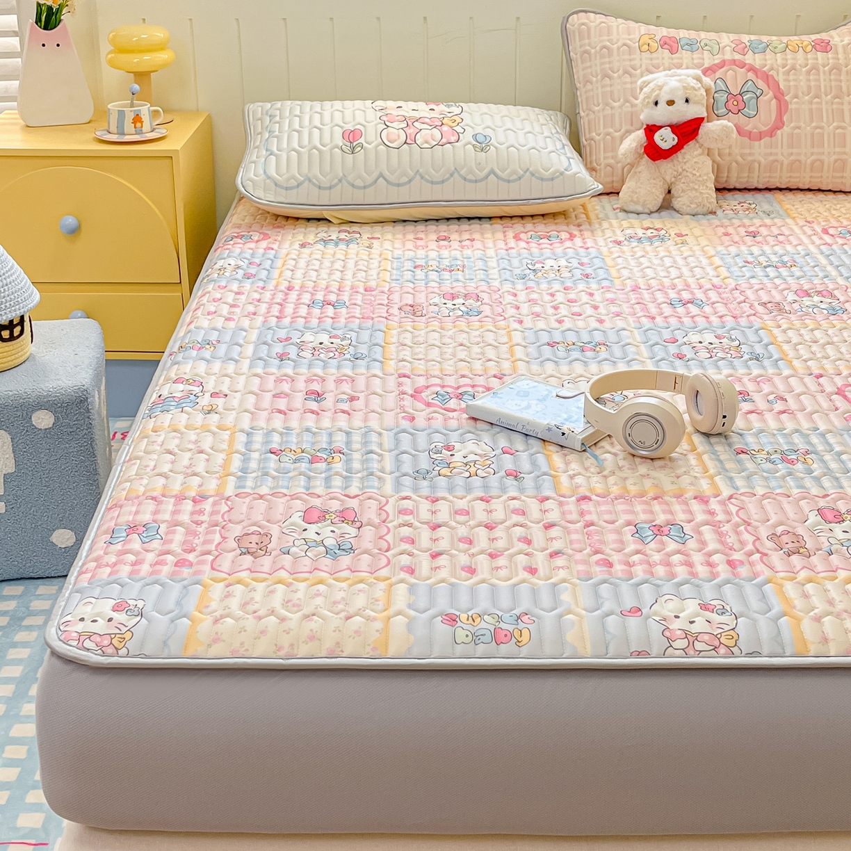 91家纺网 家纺一手货源 找家纺 摩妮卡 2026春夏新款凉感丝印花小清新乳胶凉席席子床笠款三件套 猫猫手账