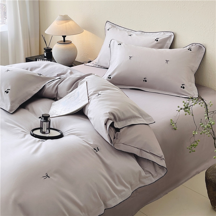 91家纺网 家纺一手货源 找家纺 琪格格纺织 2026新款100s纯棉贡缎纯色长绒棉纯棉樱桃刺绣床上用品四件套 黑樱小甜-烟紫