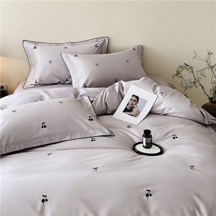 91家纺网 家纺一手货源 找家纺 琪格格纺织 2026新款100s纯棉贡缎纯色长绒棉纯棉樱桃刺绣床上用品四件套 黑樱小甜-烟紫