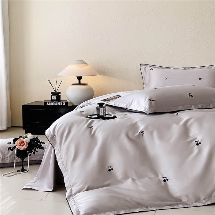 91家纺网 家纺一手货源 找家纺 琪格格纺织 2026新款100s纯棉贡缎纯色长绒棉纯棉樱桃刺绣床上用品四件套 黑樱小甜-烟紫