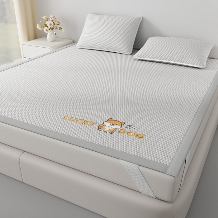 91家纺网 家纺一手货源 找家纺 好福居 2026新款PE冰豆豆席-床笠款-床席款凉席三件套 幸运小狗-灰床席款