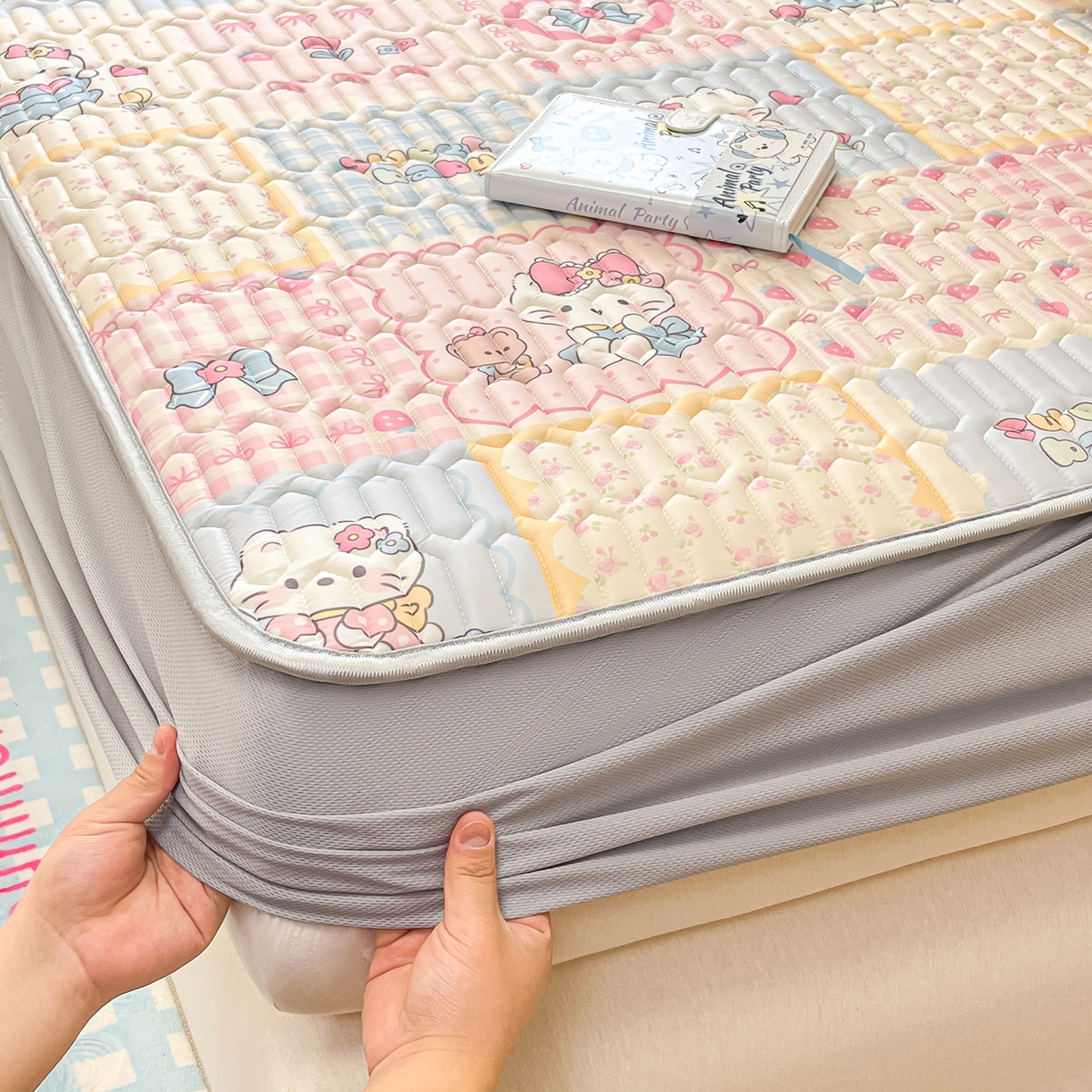 91家纺网 家纺一手货源 找家纺 摩妮卡 2026春夏新款凉感丝印花小清新乳胶凉席席子床笠款三件套 猫猫手账