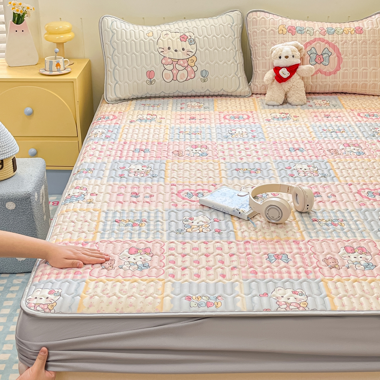 91家纺网 家纺一手货源 找家纺 摩妮卡 2026春夏新款凉感丝印花小清新乳胶凉席席子床笠款三件套 猫猫手账