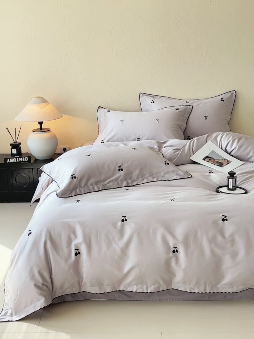 91家纺网 家纺一手货源 找家纺 琪格格纺织 2026新款100s纯棉贡缎纯色长绒棉纯棉樱桃刺绣床上用品四件套 黑樱小甜-烟紫