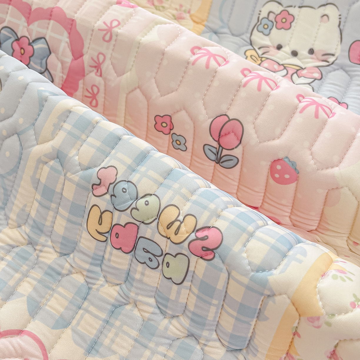 91家纺网 家纺一手货源 找家纺 摩妮卡 2026春夏新款凉感丝印花小清新乳胶凉席席子床笠款三件套 猫猫手账