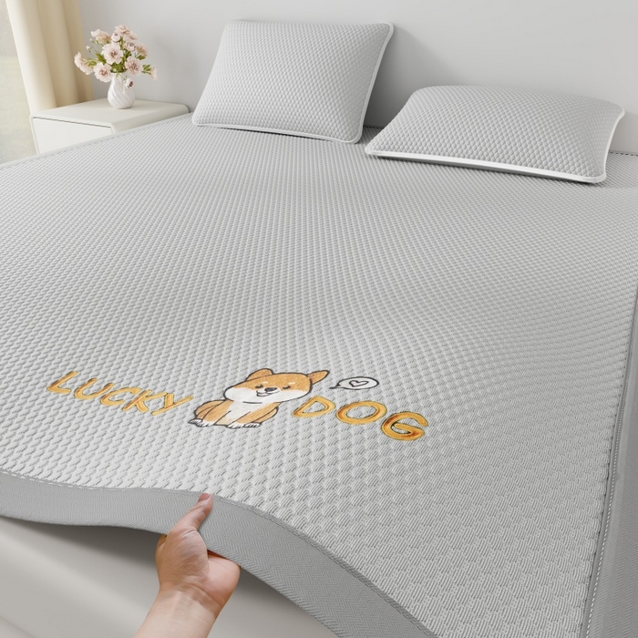 91家纺网 家纺一手货源 找家纺 好福居 2026新款PE冰豆豆席-床笠款-床席款凉席三件套 幸运小狗-灰床席款