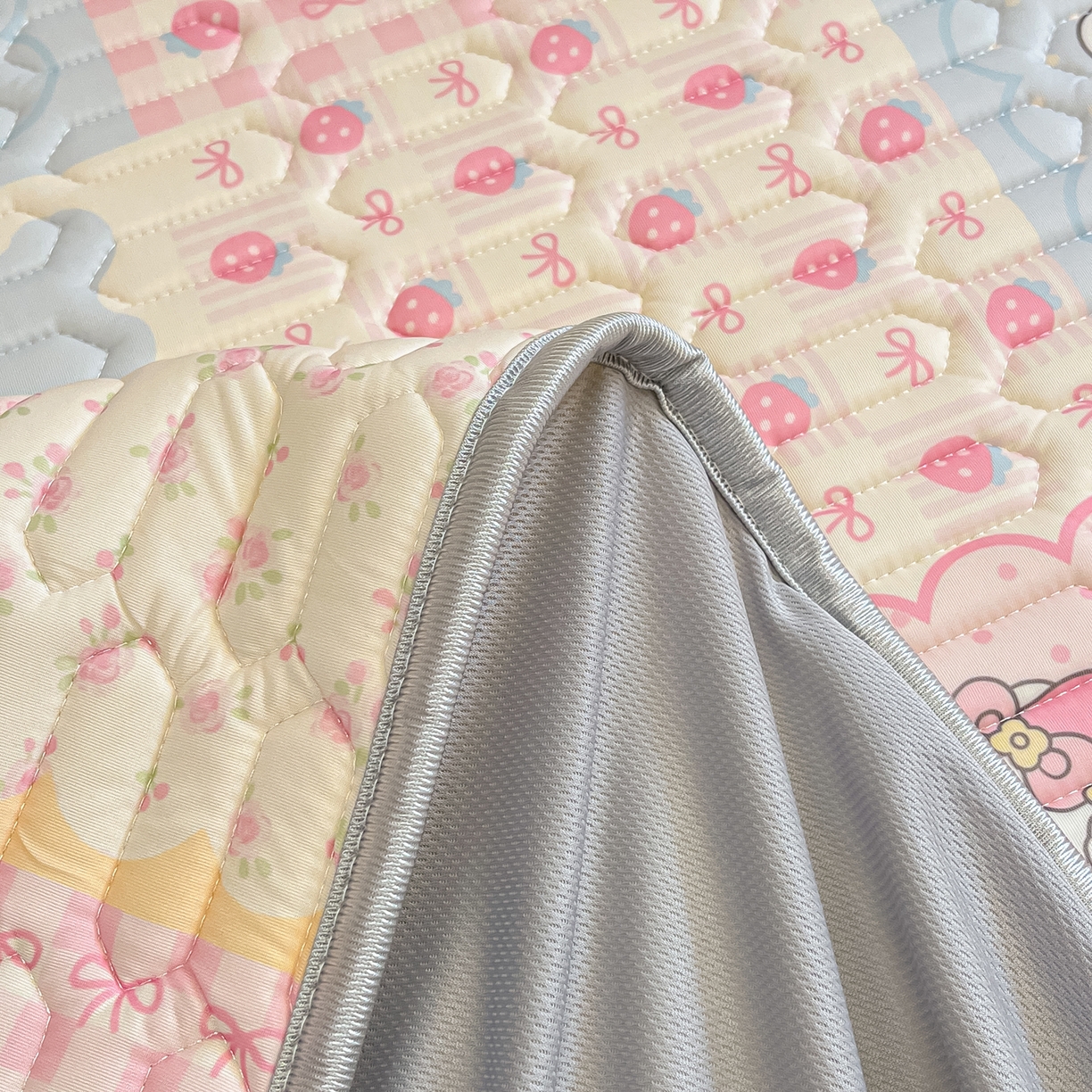 91家纺网 家纺一手货源 找家纺 摩妮卡 2026春夏新款凉感丝印花小清新乳胶凉席席子床笠款三件套 猫猫手账