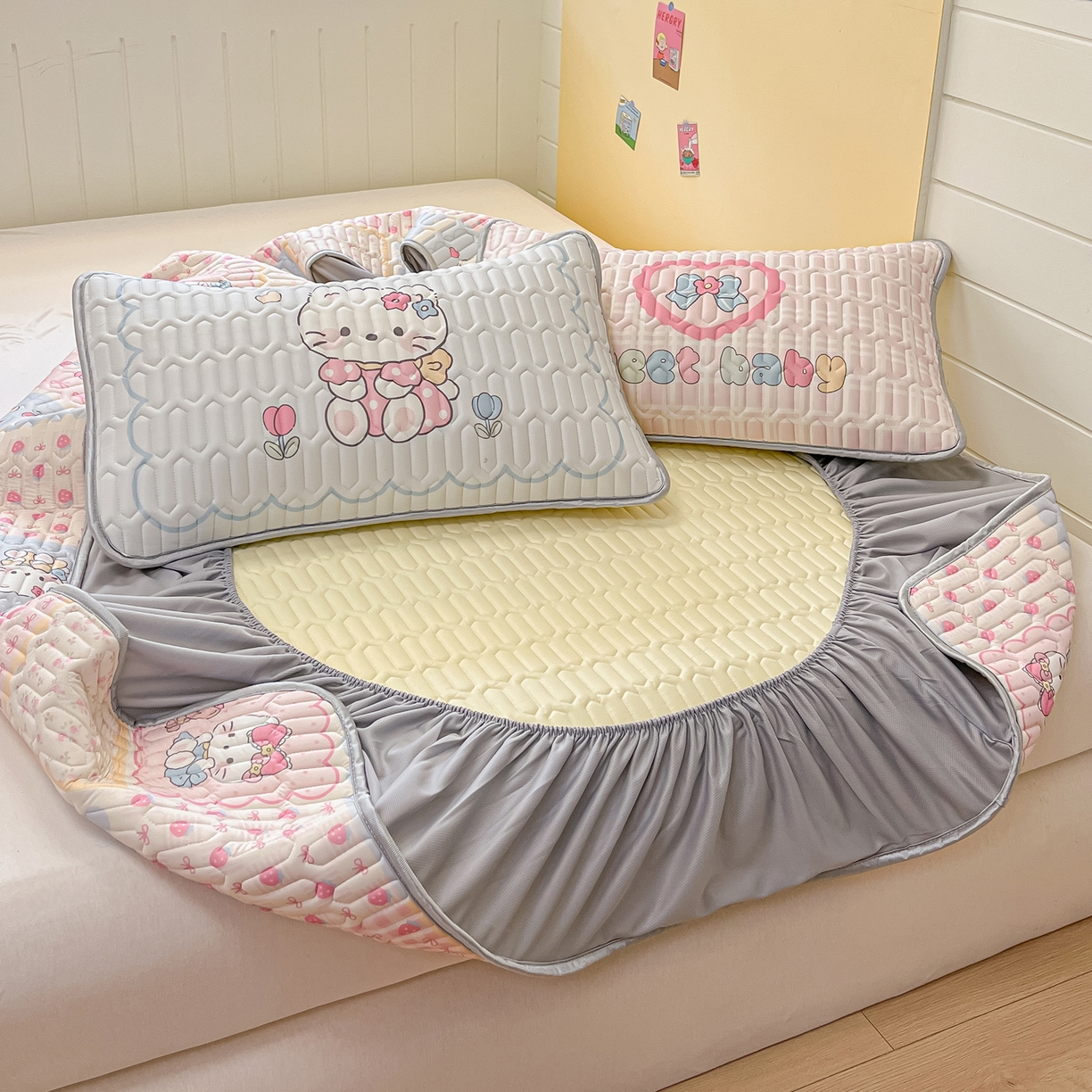 91家纺网 家纺一手货源 找家纺 摩妮卡 2026春夏新款凉感丝印花小清新乳胶凉席席子床笠款三件套 猫猫手账