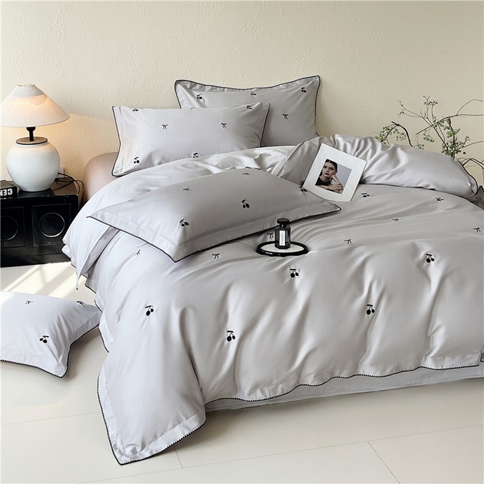 91家纺网 家纺一手货源 找家纺 琪格格纺织 2026新款100s纯棉贡缎纯色长绒棉纯棉樱桃刺绣床上用品四件套 黑樱小甜-月灰