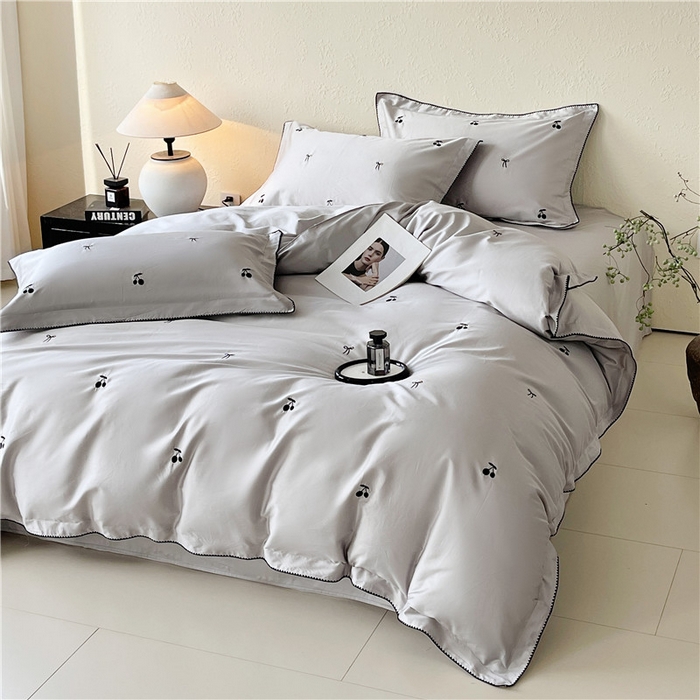 91家纺网 家纺一手货源 找家纺 琪格格纺织 2026新款100s纯棉贡缎纯色长绒棉纯棉樱桃刺绣床上用品四件套 黑樱小甜-月灰