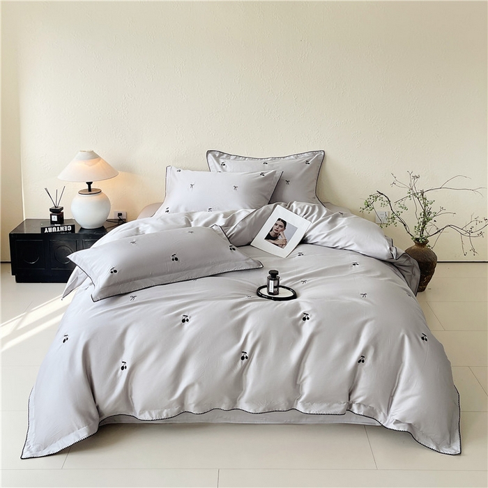 91家纺网 家纺一手货源 找家纺 琪格格纺织 2026新款100s纯棉贡缎纯色长绒棉纯棉樱桃刺绣床上用品四件套 黑樱小甜-月灰