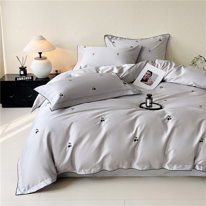 91家纺网 家纺一手货源 找家纺 琪格格纺织 2026新款100s纯棉贡缎纯色长绒棉纯棉樱桃刺绣床上用品四件套 黑樱小甜-月灰